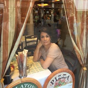 Meet your Posher, Elizabeth